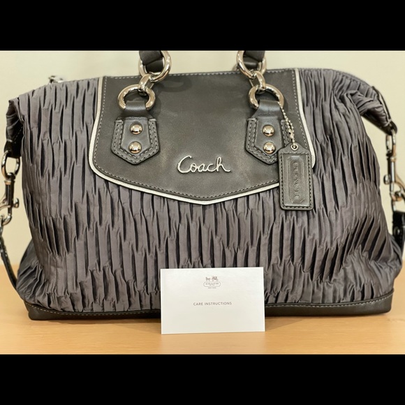 Coach shoulder/ hand band/ totes - Picture 3 of 4